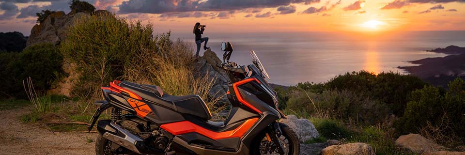 moto kymco devant coucher de soleil